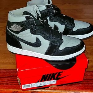 Nike Jordan retro 1 mid in Fur black and gray